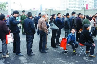粉丝带5岁女儿通宵排队买票(图)